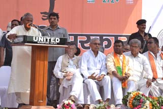 बरेली में भाजपा प्रत्याशी संतोष गंगवार के समर्थन में सभा को सम्बोधित करते हुए पूर्व मुख्यमंत्री कल्याण सिंह
