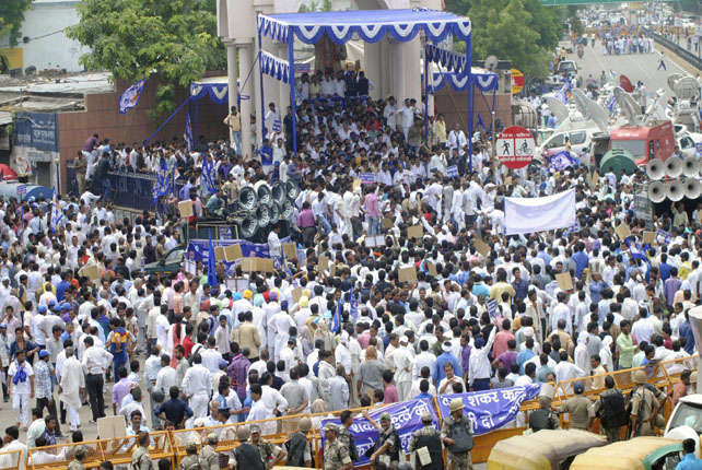 BSP agitation in hajratganj lucknow against of Dayashankar Singh