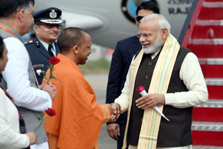 कानपुर में PM Narendra Modi का स्वागत करते हुए CM Yogi Adityanath