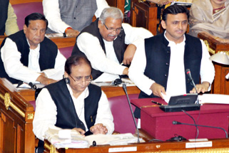 Uttar Pradesh Vidhan Sabha में बजट पेश करते Chief Minister Akhilesh Yadav