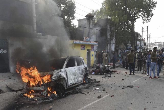 Burned Police Chauki & Car in Lucknow clash on CAA