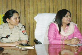 DM Sultanpur K.Dhanlaxmi and SP Pratibha Ambedkar in a meeting