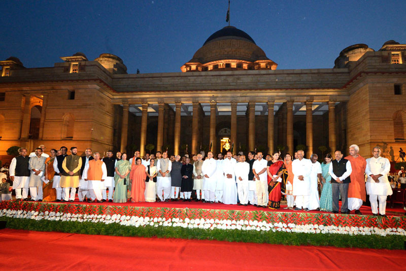 शपथ ग्रहण समारोह के बाद मंत्रिमण्डल के सहयोगियों के साथ नरेन्द्र मोदी, मध्य में राष्ट्रपति प्रणव मुखर्जी