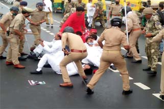 Police lathicahrge on agitated SP Workers in Lucknow - Photo by Sushil Sahay UP Samachar Sewa