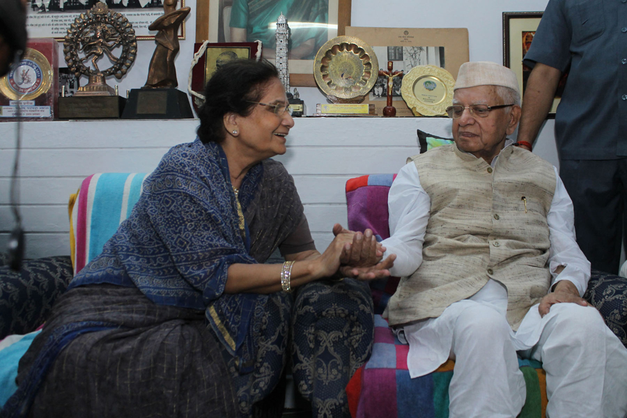 वरिष्ठ कांग्रेस नेता नारायण दत्त तिवारी लखनऊ स्थित अपने सरकारी आवास पर उज्जवला शर्मा के साथ