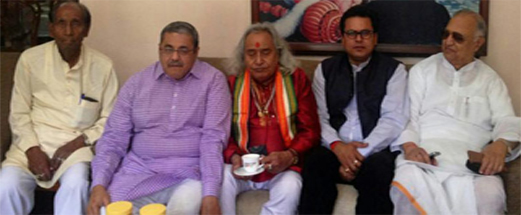 नरेन्द्र मोदी के प्रस्तावक बांये से बुनकर अशोक कुमार, नाविक भद्रा प्रसाद निषाद, न्यायमूर्ति सेवानिवृत्त गिरधर मालवीय