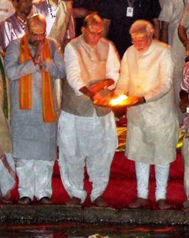 बनारस में गंगा आरती करते हुए देश के भावी प्रधानमंत्री नरेन्द्र मोदी और भाजपा के अध्यक्ष राजनाथ सिंह