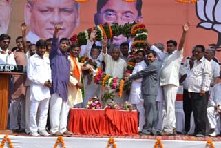 बरेली में भाजपा की सभा में कल्याण सिंह का स्वागत करते हुए कार्यकर्ता