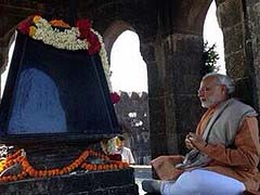 नरेन्द्र मोदी पूजा करते हुए 