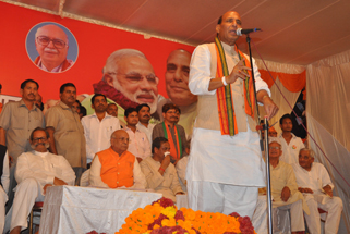 भाजपा अध्यक्ष राजनाथ सिंह लखनऊ में जनसभा को सम्बोधित करते हुए