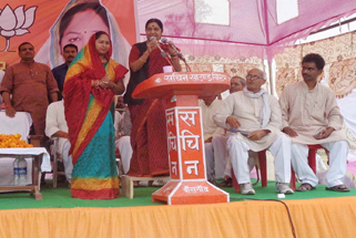 लालगंज में भाजपा प्रत्याशी के समर्थन में जनसभा को सम्बोधित करते हुए लोकसभा में नेता प्रतिपक्ष सुषमा स्वराज