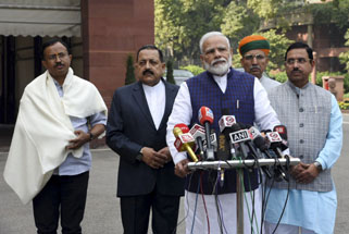 संसद के शीतकालीन सत्र के पहले मीडिया से बातचीत करते हुए प्रधानमंत्री नरेन्द्र मोदी 