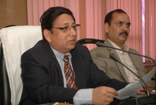 आम चुनाव की घोषणा के बाद पत्रकारों से बातचीत करते हुए मुख्य निर्वाचन अधिकारी उमेश सिन्हा