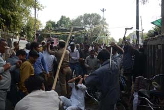 बुन्देलखण्ड Bundelkhand अधिकार सेना के कार्यकर्ताओं ने कांग्रेस कार्यालय पर 28 मार्च 2014 को तोडफोड़ की, नेताओं को जमकर पीटा