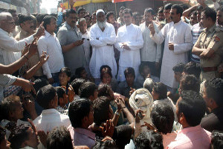 मुजफ्फरनगर के दलित नेता की हत्या के विरोध में शाहपुर कस्बे में धरना देते ग्रामीण