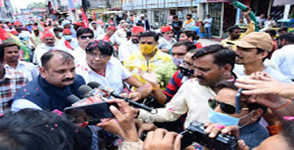 सपा नेता पवन सक्सेना बरेली में पत्रकारों से बातचीत करते हुए