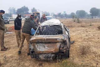 कार में दुर्घटना के बाद कार में जले पांच लोग
