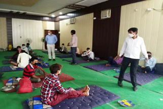 सीतापुर के जिला जज क्वारेंटाइन सेंटर का निरीक्षण करते हुए