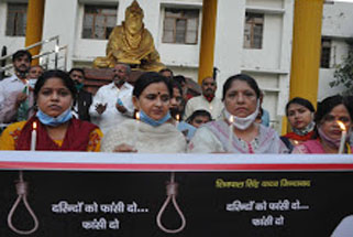 हाथरस कांड के विरोध में कैंडल मार्च