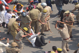 सपा कार्यकर्ताओं पर लखनऊ में पुलिस का लाठी चार्ज