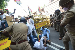 Police lathi Charge on PSP WORKERS