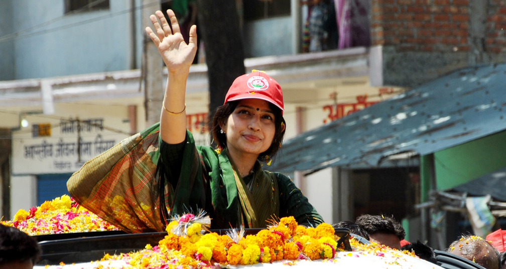 कन्नौज मं सपा प्रत्याशी डिम्पल यादव ने रोड शो करके वोट मांगे