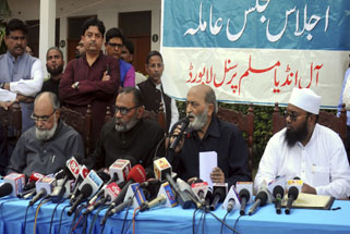 मुस्लिम पर्सनल ला बोर्ड की बैठक के बाद फैसले की जानकारी देते हुए बोर्ड के सचिव जफरयाब जीलानीः फोटो उत्तर प्रदेश समाचार सेवा