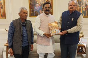 Uttar Pradesh Samachar Sewa Souvenir Abhuday presented to Upadhyaksh UP Rajya pichda varg ayog