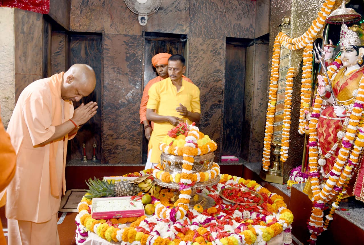 Photo Caption : माननीय मुख्यमंत्री योगी आदित्यनाथ जी, दिनांक 12 मार्च 2026 को देवीपाटन मंदिर, बलरामपुर मे मां दर्शन-पूजन करते तथा गौशाला में गौ सेवा करते हुये मुख्यमंत्री योगी आदित्यनाथ