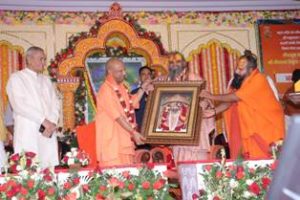 मथुरा में मुख्यमंत्री योगी आदित्यनाथ को चित्र भेंट करते हु ए संत