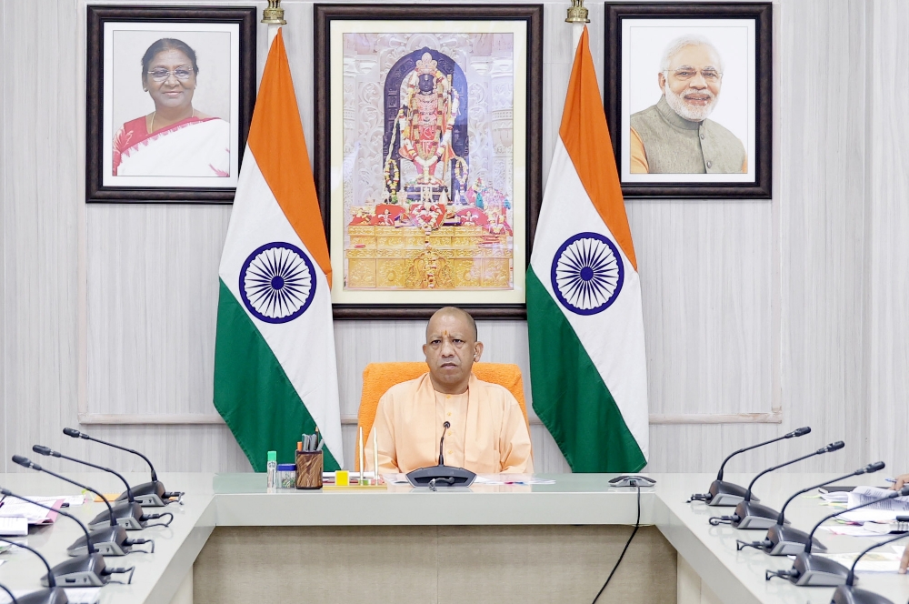 कानून व्यवस्था की समीक्षा करते उत्तर प्रदेश के मुख्यमंत्री योगी आदित्यनाथ